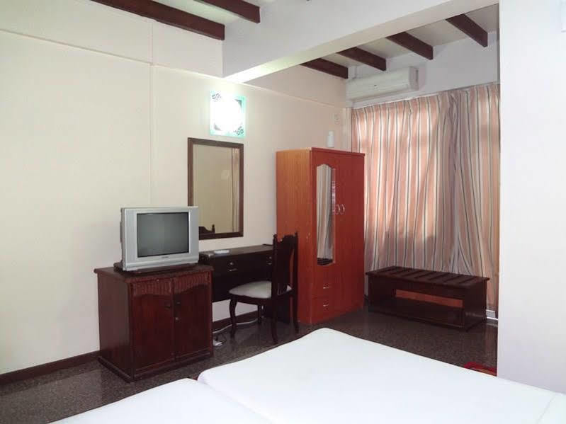 The Park House Hotel Мале Екстериор снимка